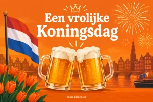 Twee bierglazen klinken onder vuurwerk naast de Nederlandse vlag en tulpen.