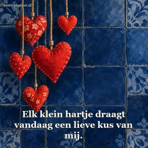 Rode papieren hartjes hangen voor een indigoblauwe muur.