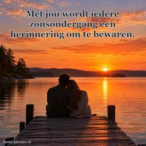 Twee silhouetten zitten samen op een houten steiger.