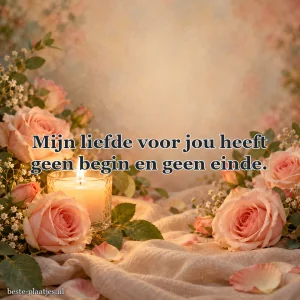 Roze rozen omringen een kleine kaars in zacht licht.