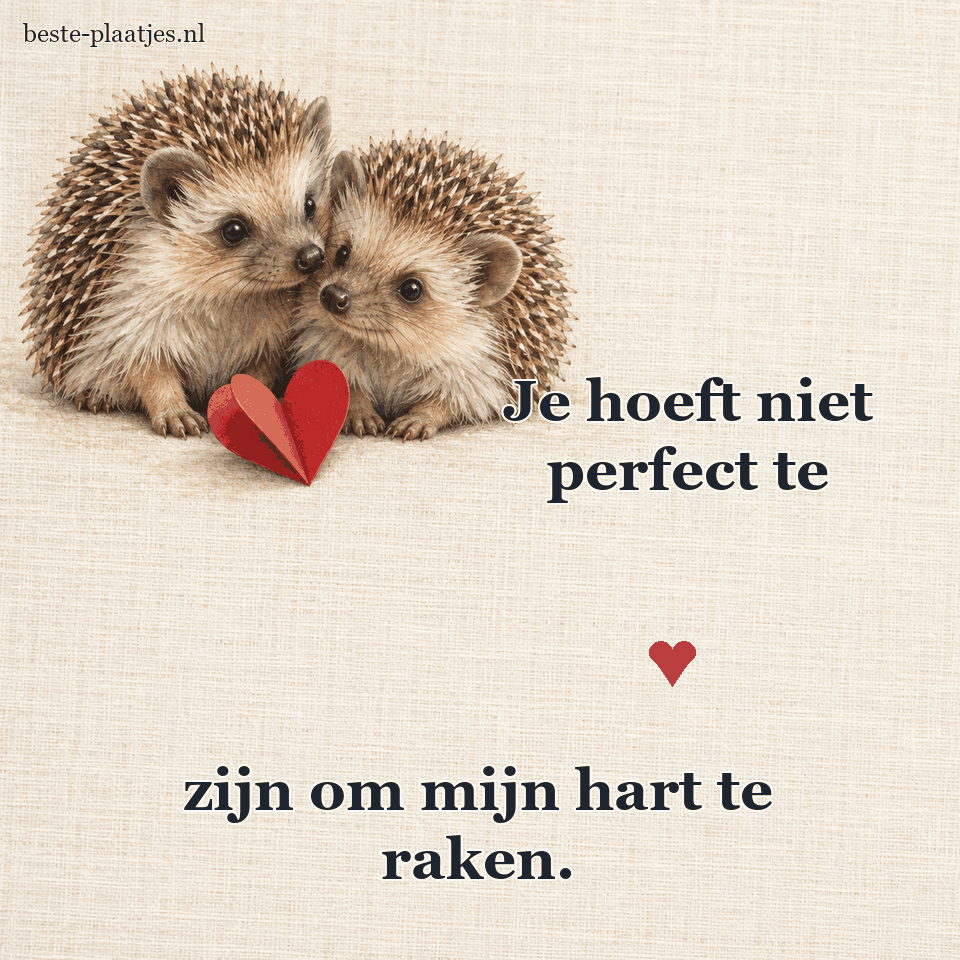 Twee jonge egels zitten bij een rood papieren hart. Twee jonge egels zitten bij een rood papieren hart.