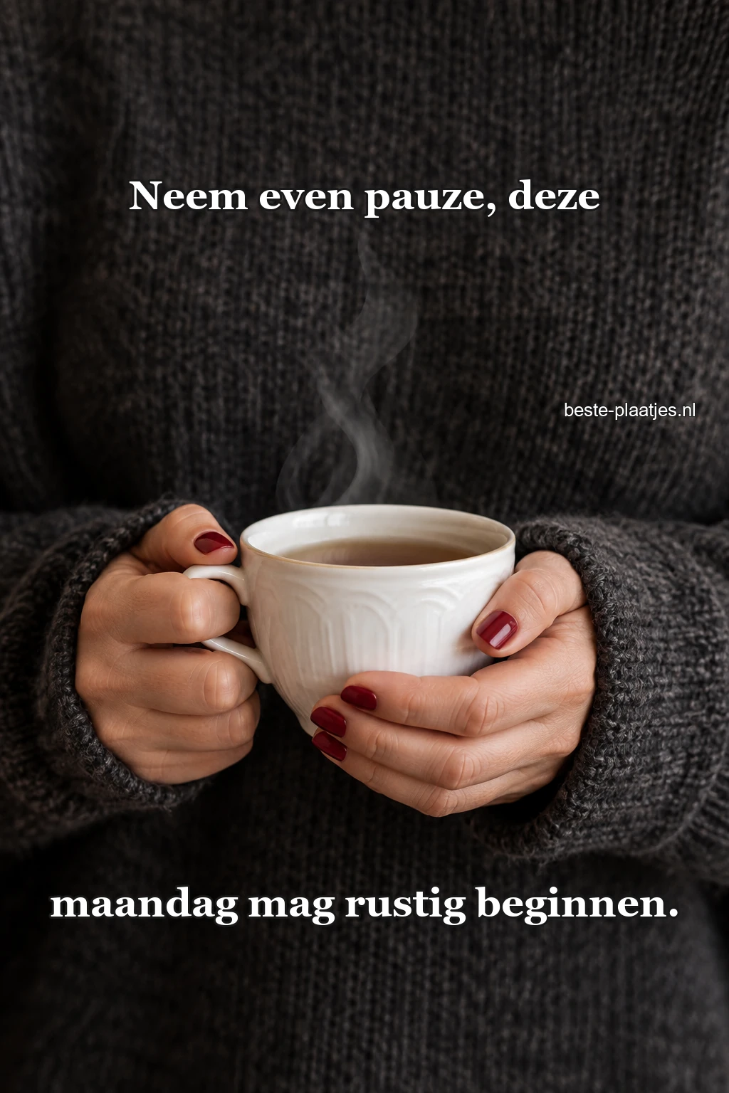 Iemand houdt met rode nagels een witte theekop vast.