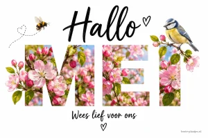 Grote met roze bloesem gevulde letters staan op wit papier naast een kleine vogel.