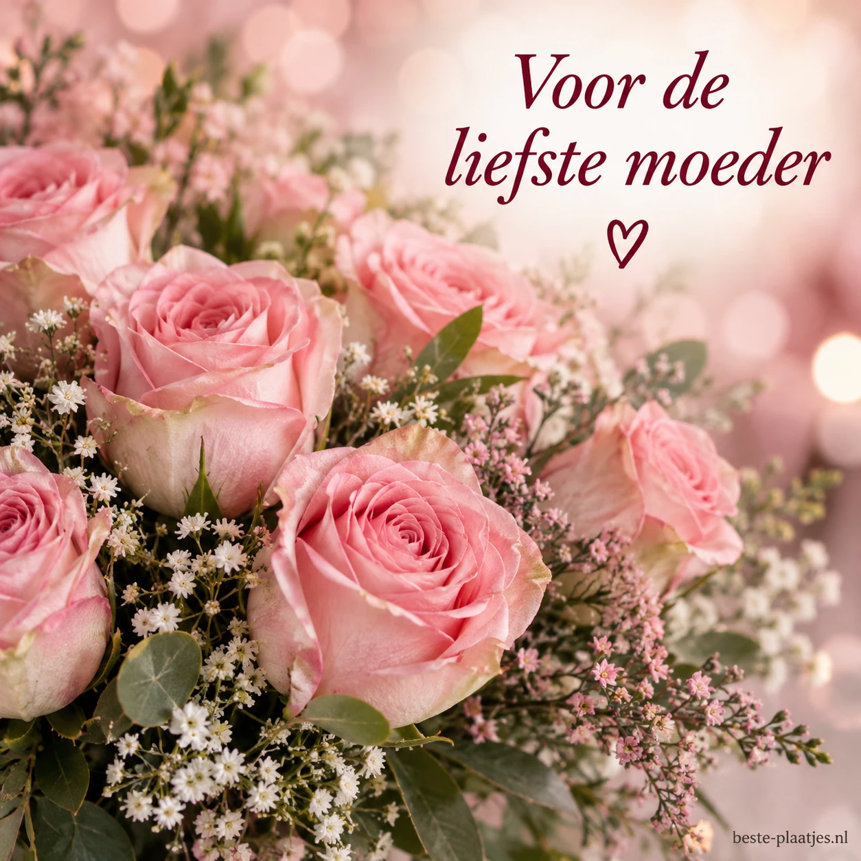 Een volle bos lichtroze rozen staat tegen een zachtroze achtergrond.