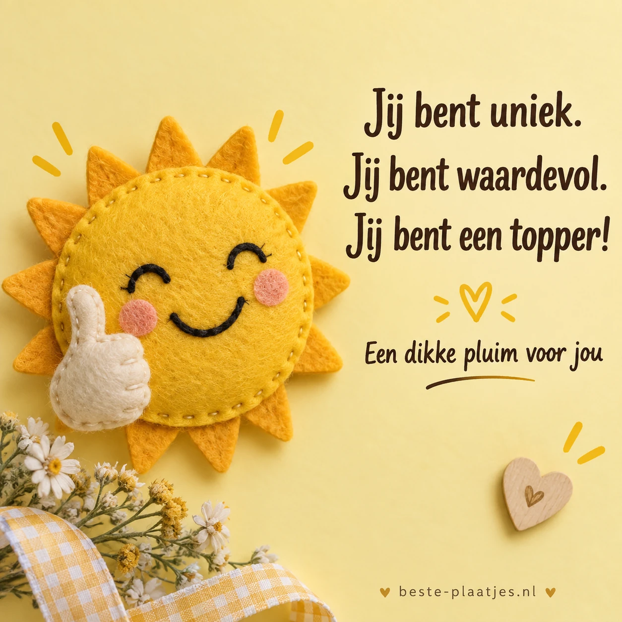 Een handgemaakt vilten zonnetje steekt zijn duim op tegen een zachtgele achtergrond. Een handgemaakt vilten zonnetje steekt zijn duim op tegen een zachtgele achtergrond.