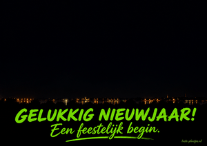 Rode, groene en gouden vuurwerkexplosies brengen een feestelijke nieuwjaarsgroet.