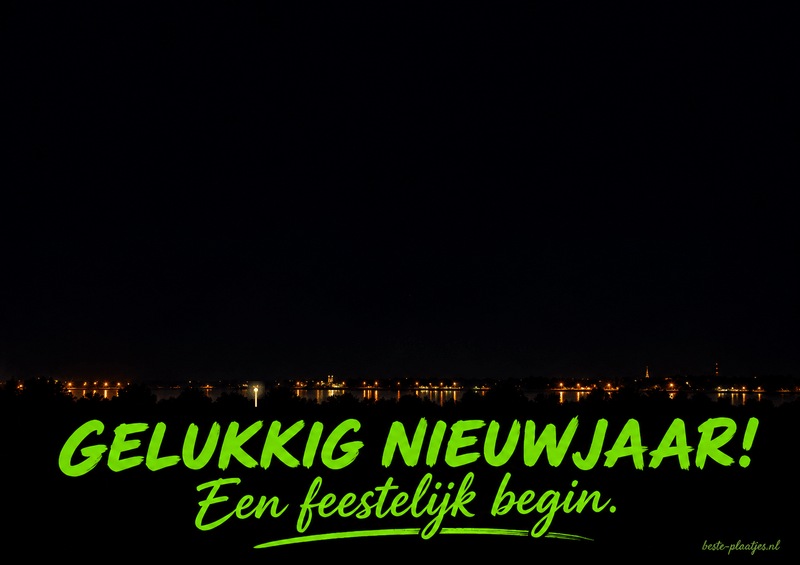Rode, groene en gouden vuurwerkexplosies brengen een feestelijke nieuwjaarsgroet. Rode, groene en gouden vuurwerkexplosies brengen een feestelijke nieuwjaarsgroet.