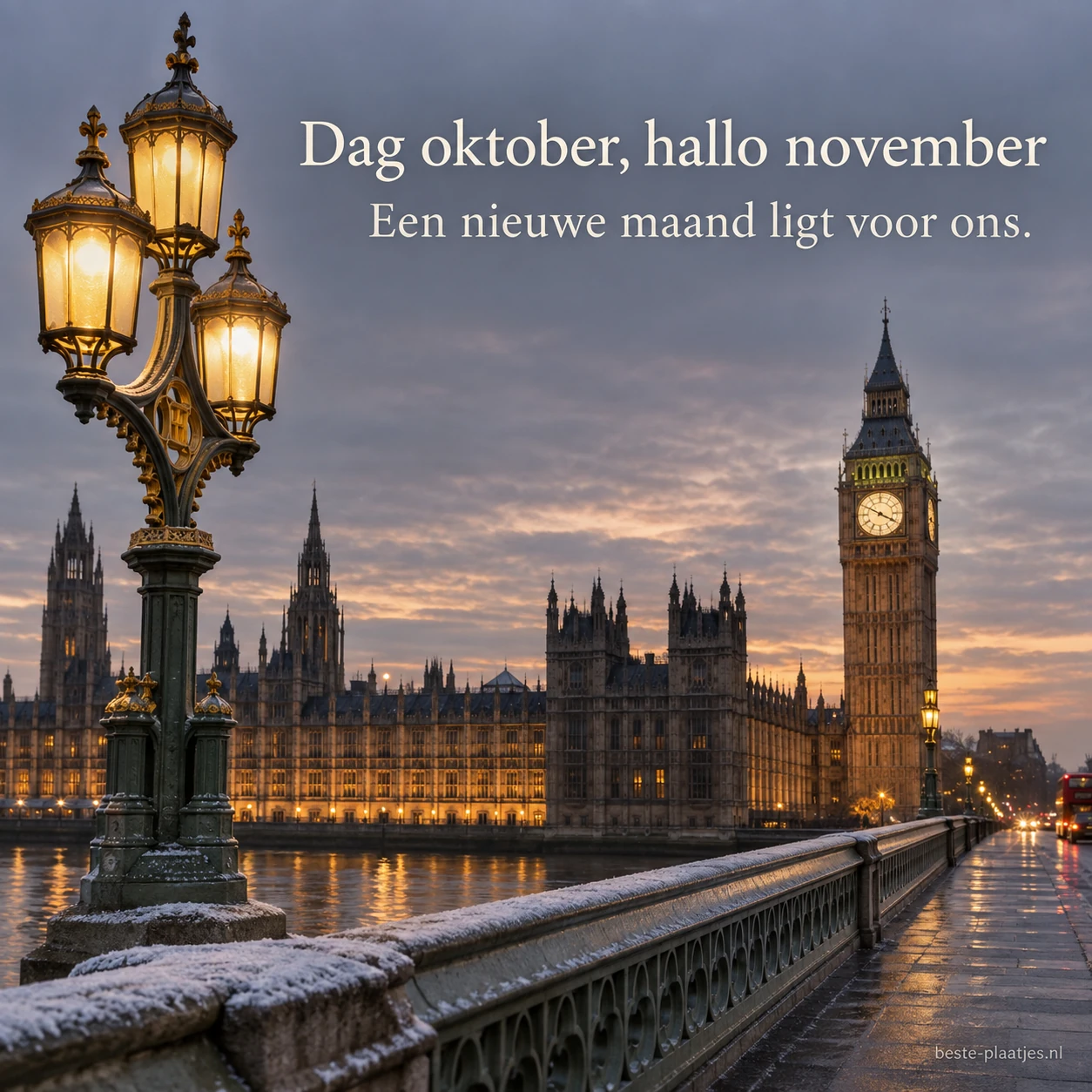 Lantaarns op een Londense brug verlichten een koele avond aan het begin van november.