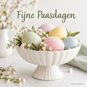 Pastelkleurige paaseieren liggen met kleine witte bloemen in een keramische schaal.