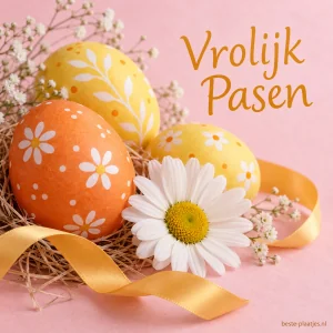 Gele en oranje paaseieren liggen met een wit madeliefje op roze papier.