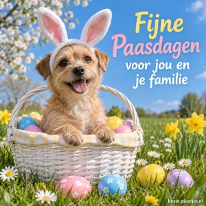 Een kleine hond met konijnenoren zit tussen paaseieren in een rieten mand.
