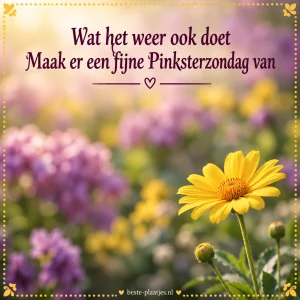Een gele bloem staat voor een zachtpaarse bloementuin binnen een sierlijke rand.