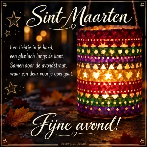 Een kleurrijke lampion naast een korte avondwens brengt Sint-Maartenlicht in het donker.