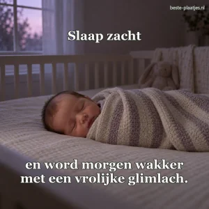 Een baby slaapt onder een gestreepte deken in een kinderkamer.