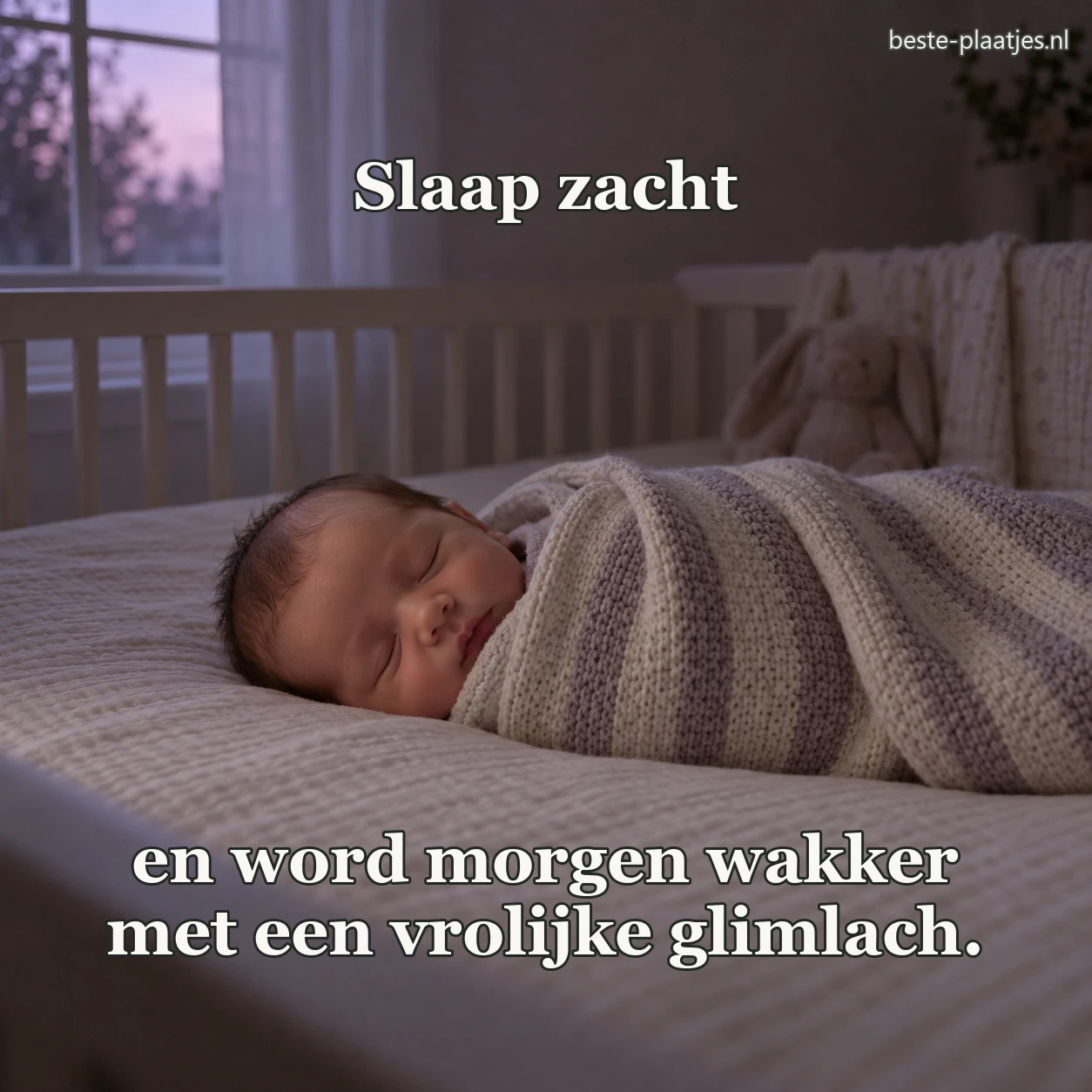 Een baby slaapt onder een gestreepte deken in een kinderkamer.