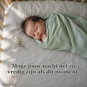 Een baby rust in een groene doek bij zacht raamlicht.