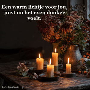 Vier echte kaarsen branden bij een boeket op een donkere tafel.