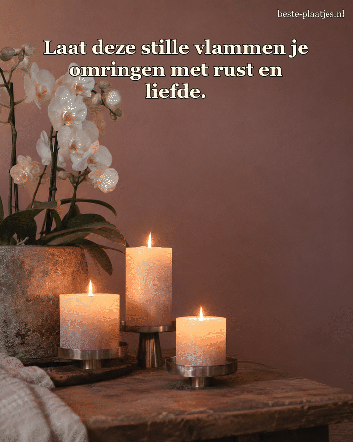 Drie kaarsen branden naast witte orchideeën tegen een roze muur.