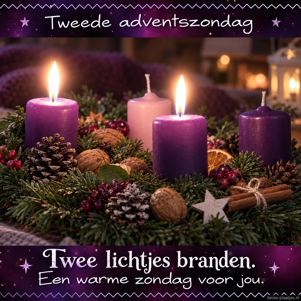 Twee brandende kaarsen op een krans met paarse tinten brengen een warme adventswens.