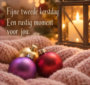 Kerstballen op een zachte deken brengen een rustige tweede-kerstdagwens.