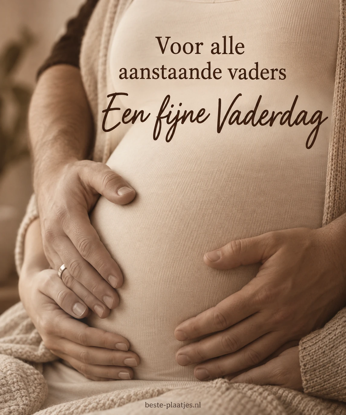 Handen rusten liefdevol op een zwangere buik in een zachte sepiatint.