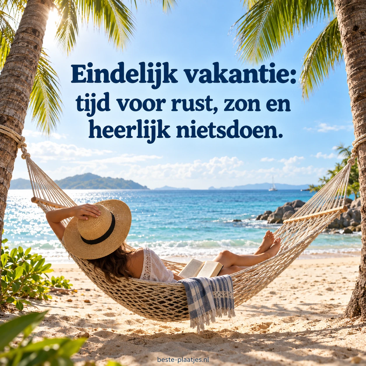 Een reiziger ontspant met een boek in een hangmat aan zee.