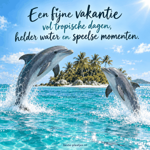 Twee dolfijnen springen uit helder turquoise water voor een klein palmeiland.