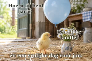 Een geel kuikentje staat bij een blauwe ballon en witte margrieten.