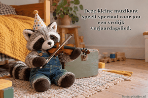 Een pluchen wasbeer bespeelt een kleine viool in een kinderkamer.