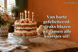 Een feesttaart met kaarsen staat bij drie kleine kuikens.