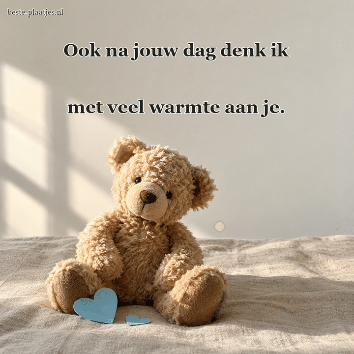 Een zachte knuffelbeer zit met twee blauwe papieren hartjes op een bed.