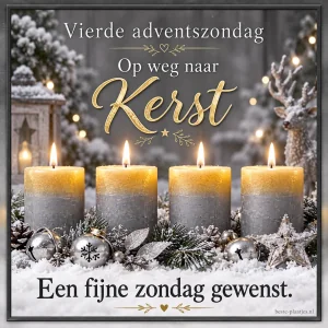Vier grijze kaarsen met gouden accenten brengen licht op de laatste adventszondag.