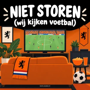 Een oranje bank staat voor een televisie waarop een voetbalwedstrijd te zien is.