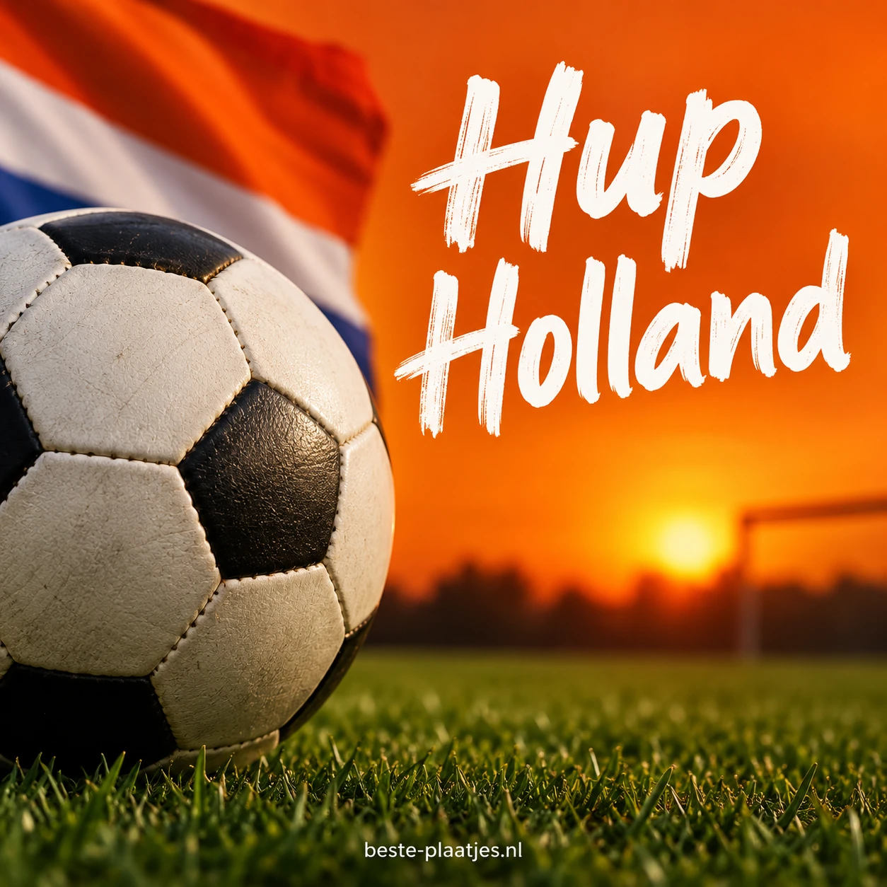 Een voetbal ligt in het gras voor een warme oranje avondlucht.