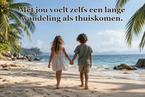 Twee kinderen lopen hand in hand over een tropisch strand.