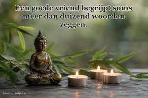 Een klein messing boeddhabeeld staat naast brandende theelichtjes.