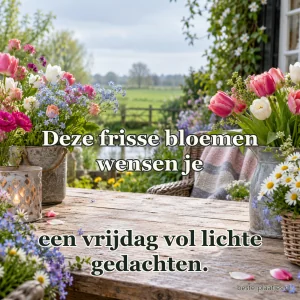 Bloemen in vazen staan rond een houten tuintafel.