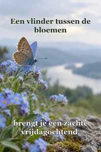 Een vlinder rust op blauwe bloemen aan een berghelling.