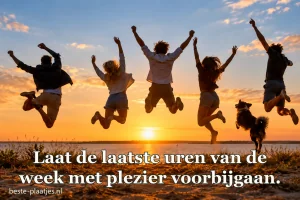Vrienden springen uitgelaten op het strand bij avondlicht.