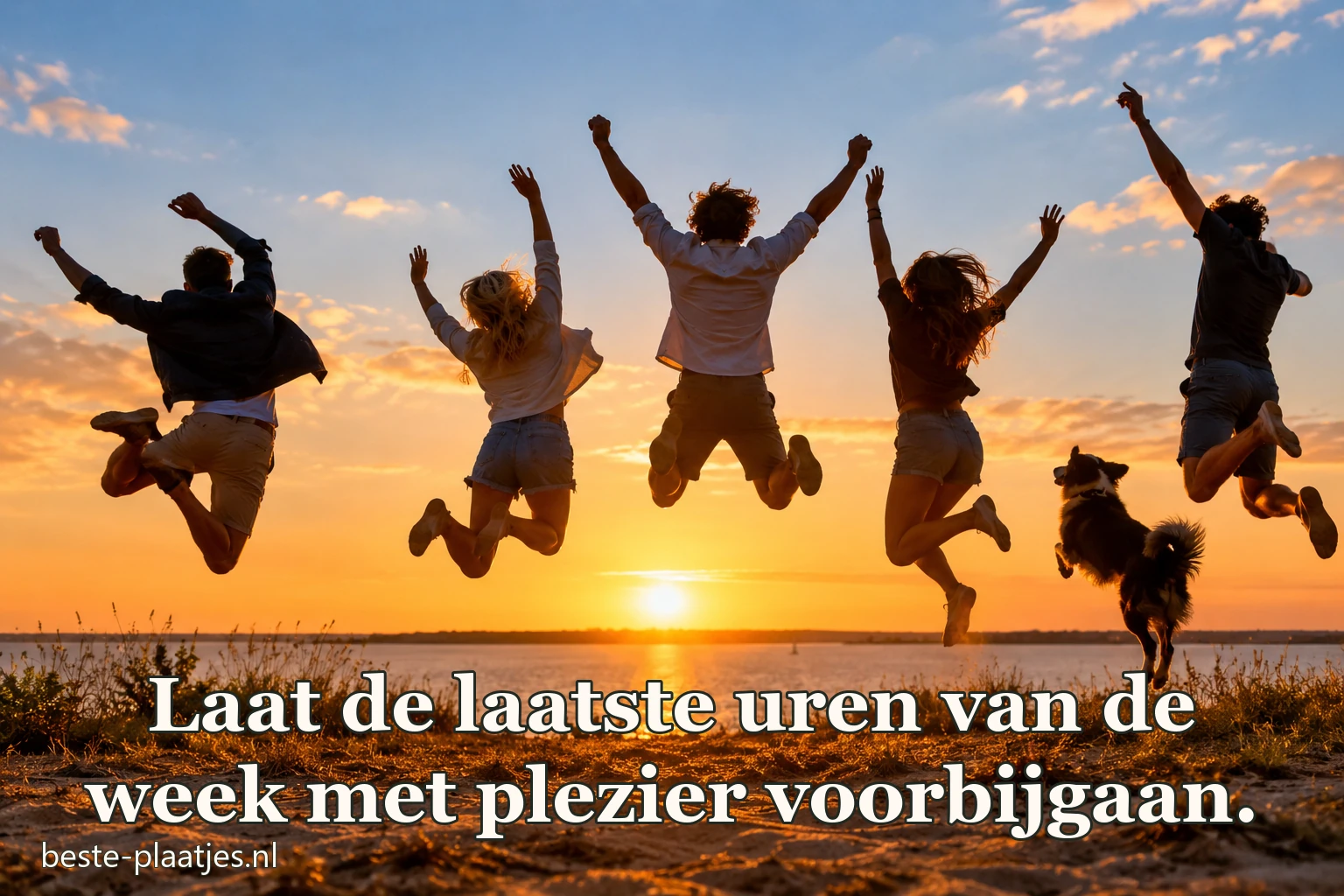 Vrienden springen uitgelaten op het strand bij avondlicht.