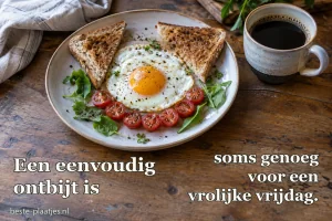 Een gebakken ei en koffie vormen samen een vrolijk ontbijt.