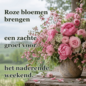 Roze rozen en andere bloemen liggen samen op een tafel.