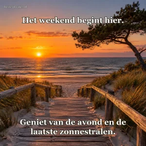 Een houten vlonder leidt naar een strand bij oranje zonsondergang.