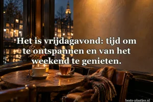 Twee warme drankjes staan bij een sjaal aan een caféraam.