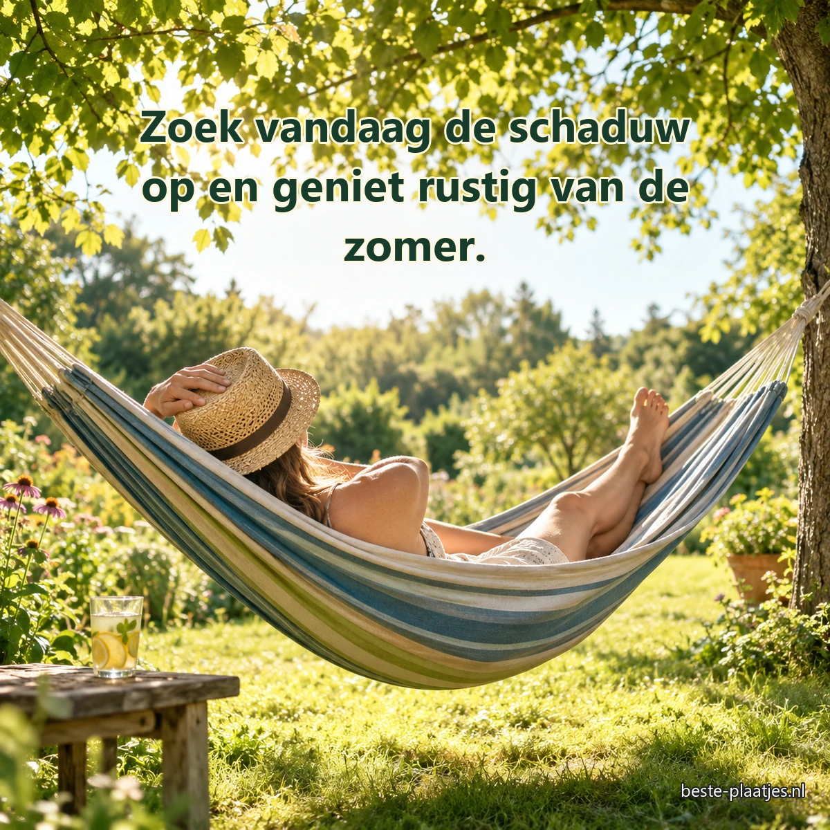 Een vrouw ontspant in een hangmat onder een groene boom. Een vrouw ontspant in een hangmat onder een groene boom.