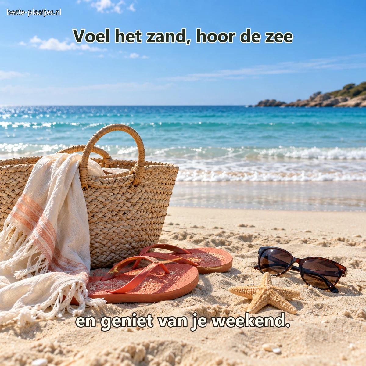 Een strandtas, sandalen, zonnebril en zeester liggen op licht zand bij zee.