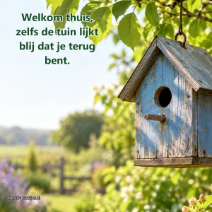 Een blauw houten vogelhuisje hangt tussen bladeren in een zonnige tuin.