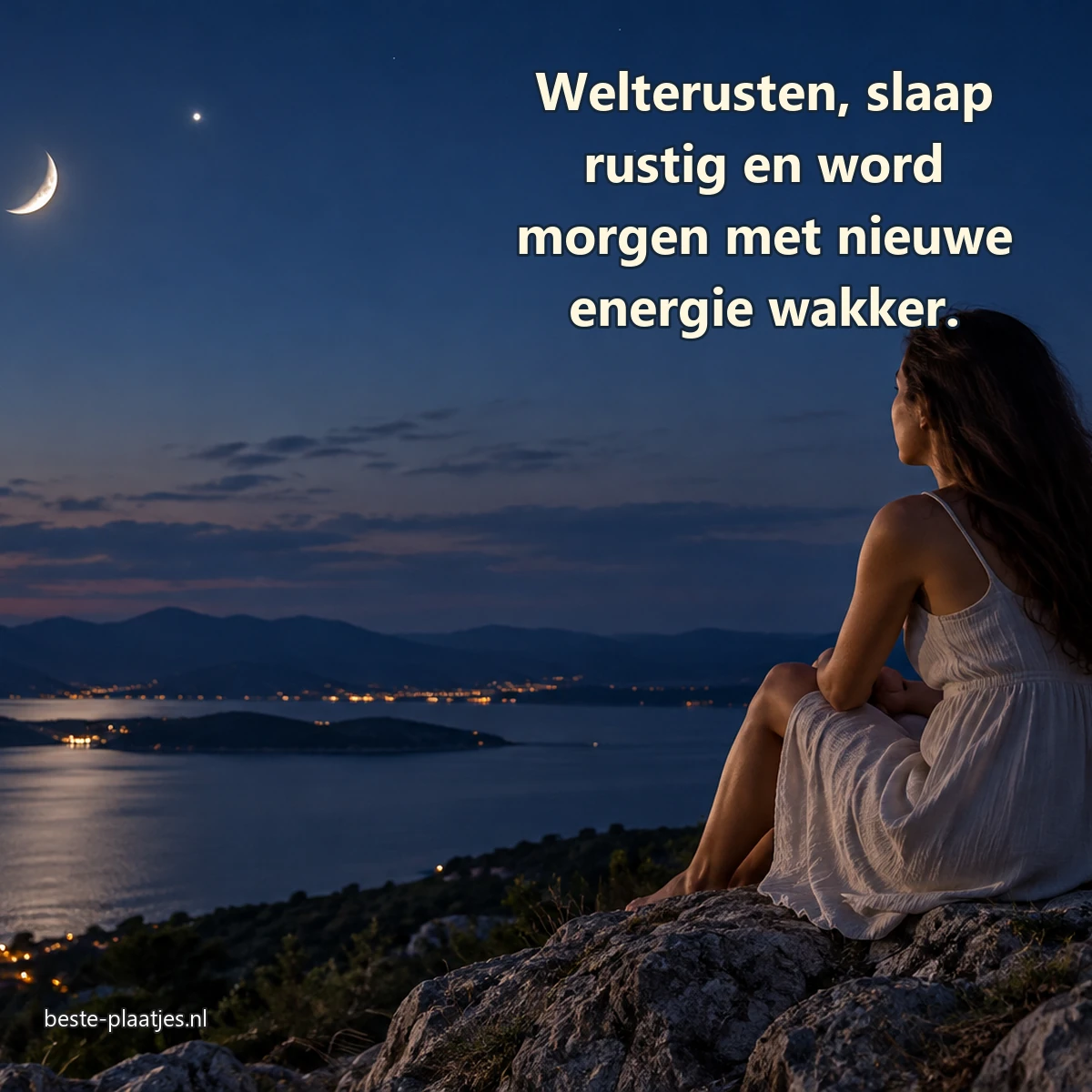 Een vrouw zit bij maanlicht op een rots boven een kalm meer.