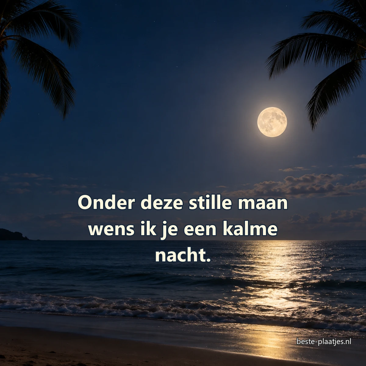 Een volle maan weerspiegelt tussen palmbomen op een rustige zee.