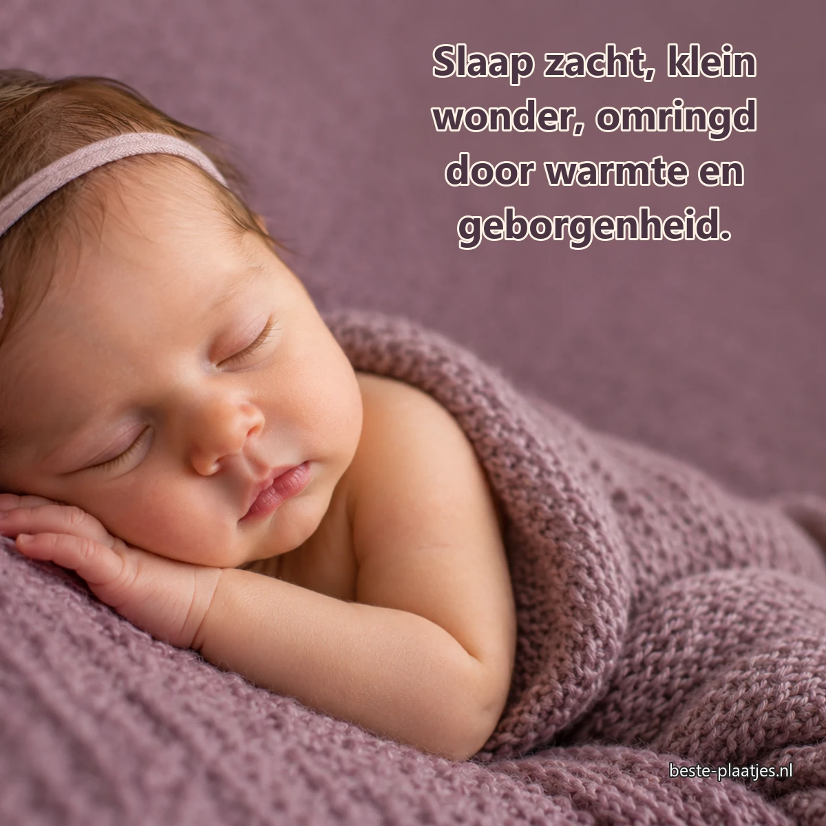Een pasgeboren baby slaapt op een zacht mauvekleurig gebreid kleed.
